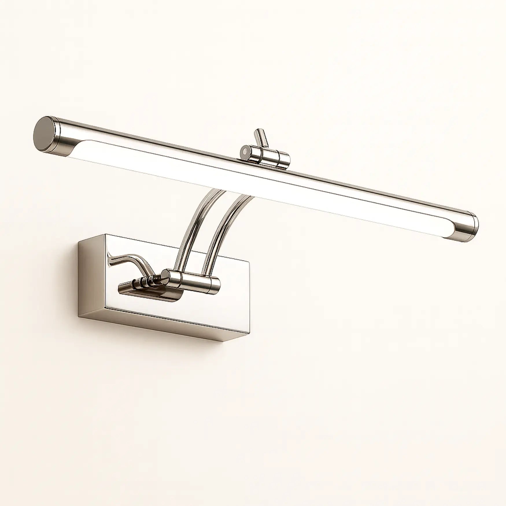 Luminaire LED moderne en aluminium, barre horizontale chromée et socle rectangulaire élégant.