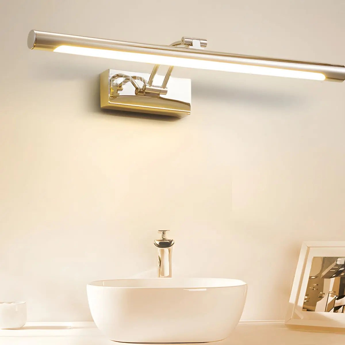 Luminaire mural LED étanche en aluminium au design moderne, élégant et résistant pour salle de bain.