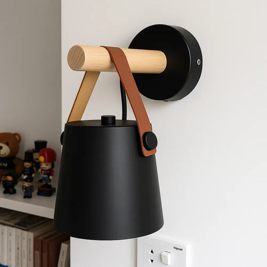 Applique murale scandinave en bois, abat-jour noir, sangle cuir, base noire design.