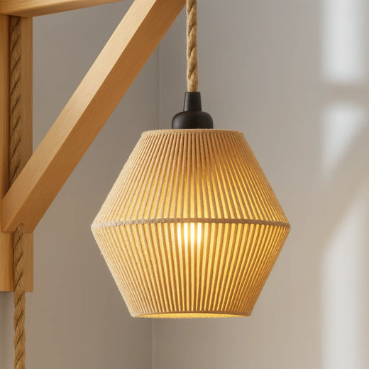 Applique murale en bois au style rétro, abat-jour tressé géométrique beige, ambiance chaleureuse.