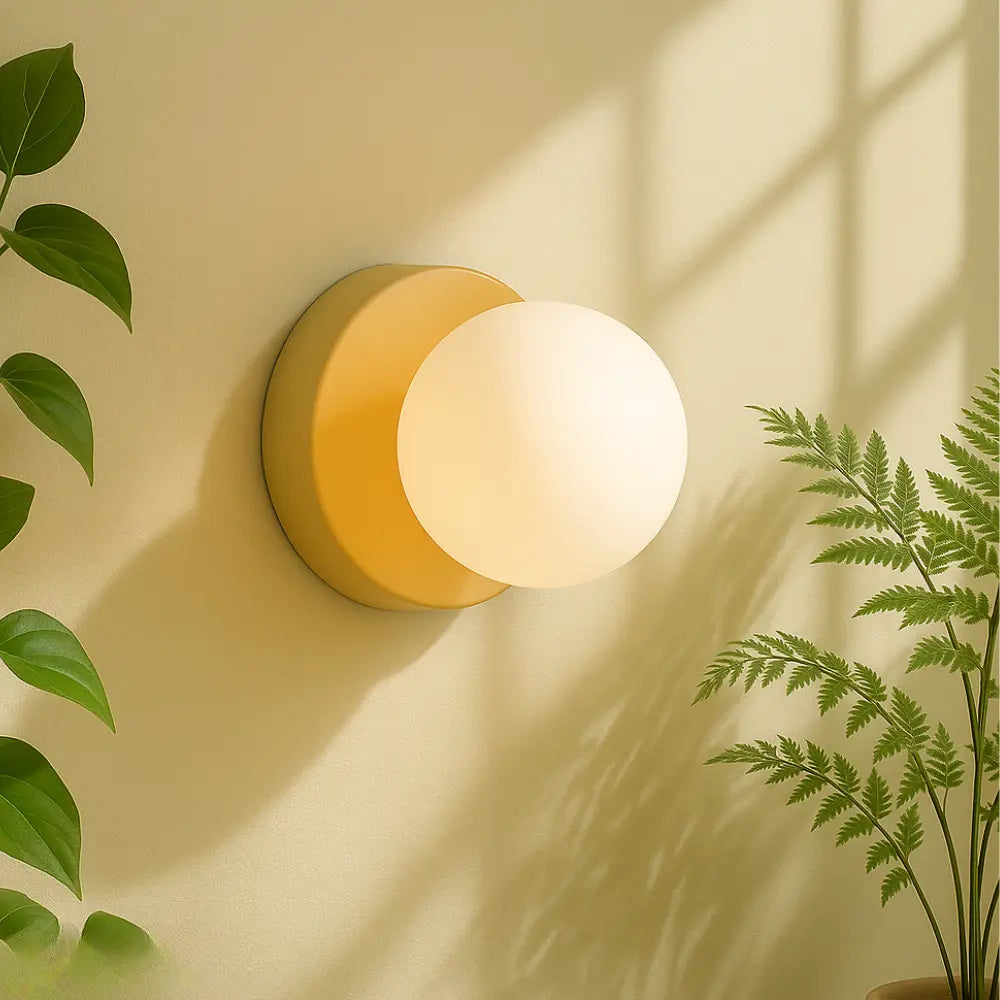 Applique murale ronde en verre opale, LED lumière douce, style scandinave élégant.