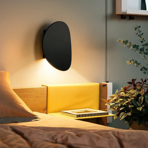 Applique murale dorée design rond LED aluminium, style moderne et éclairage doux.