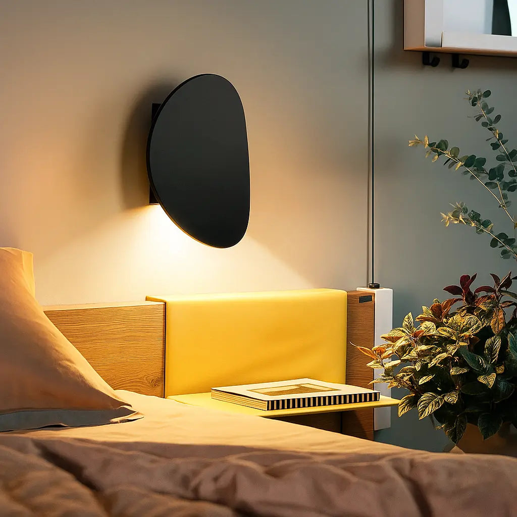 Applique murale dorée design rond LED aluminium, style moderne et éclairage doux.