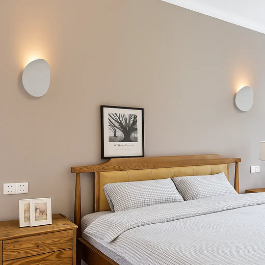 LUMINAIRE MAISON applique murale dorée moderne, éclairage LED design chic sur mur beige.