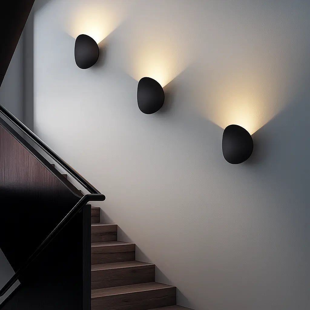 Trois appliques rondes dorées LED aluminium, lumière douce ascendante, style moderne et minimaliste.