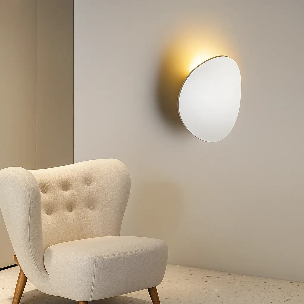 Applique murale dorée ronde LED aluminium, design moderne, diffuse une lumière douce et chaude.