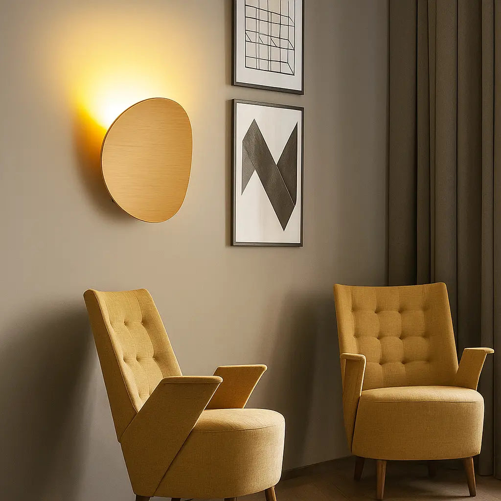 Le LUMINAIRE MAISON applique murale dorée LED diffuse une lumière chaude et moderne.