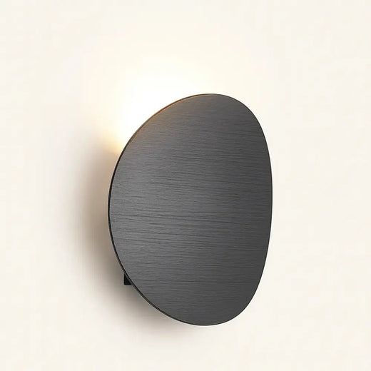 Luminaire mural doré, design rond moderne, LED aluminium, diffuse une lumière chaleureuse.