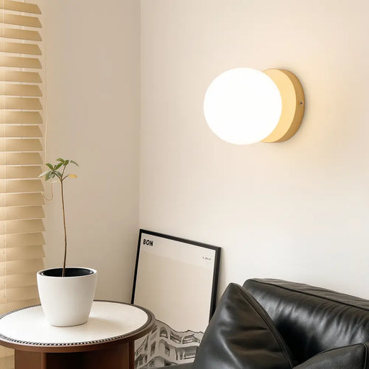Luminaire mural rond en verre opale style scandinave, lumière LED douce et élégante.