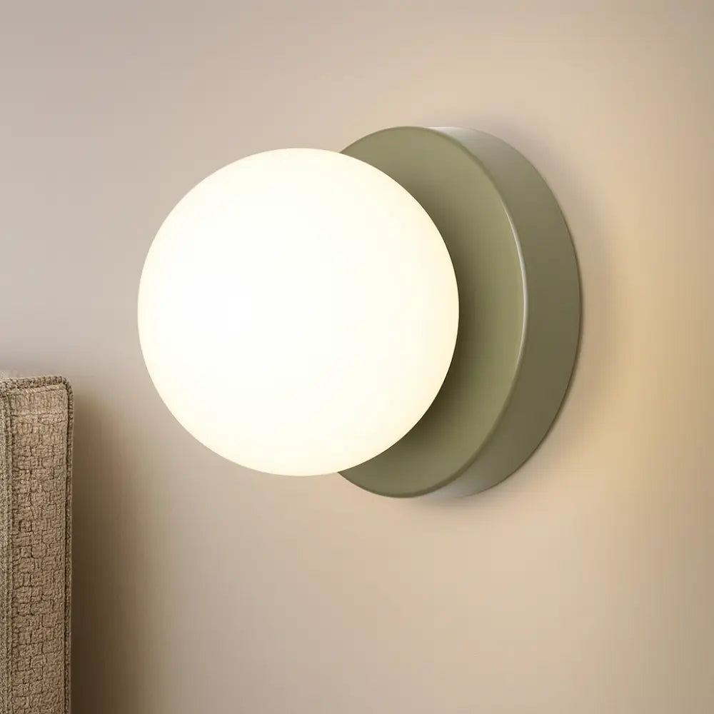 Applique murale ronde en verre opale sur base grise, design scandinave, lumière LED douce.