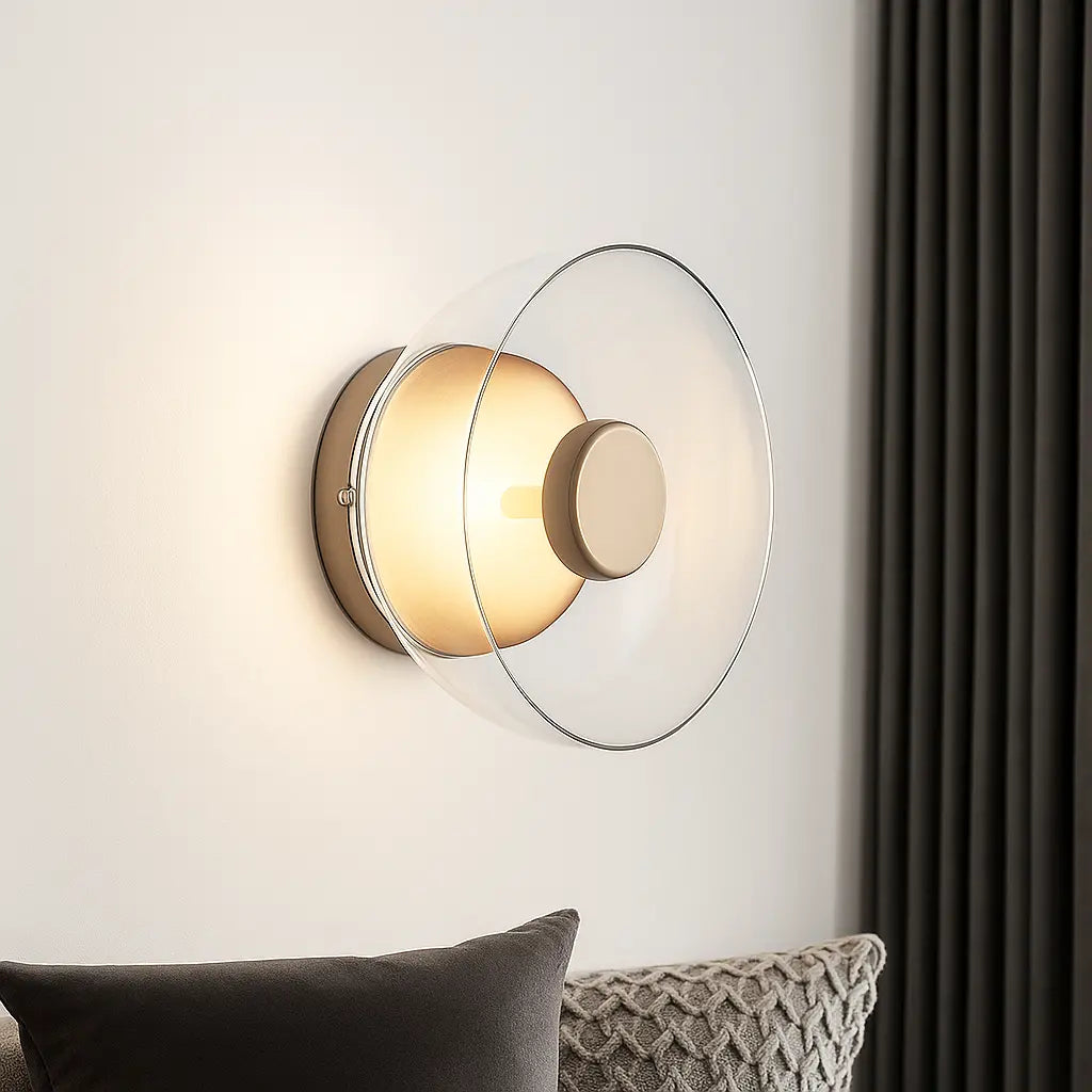 LUMINAIRE MAISON Applique murale ronde LED éclaire élégamment avec ses cercles de verre superposés.