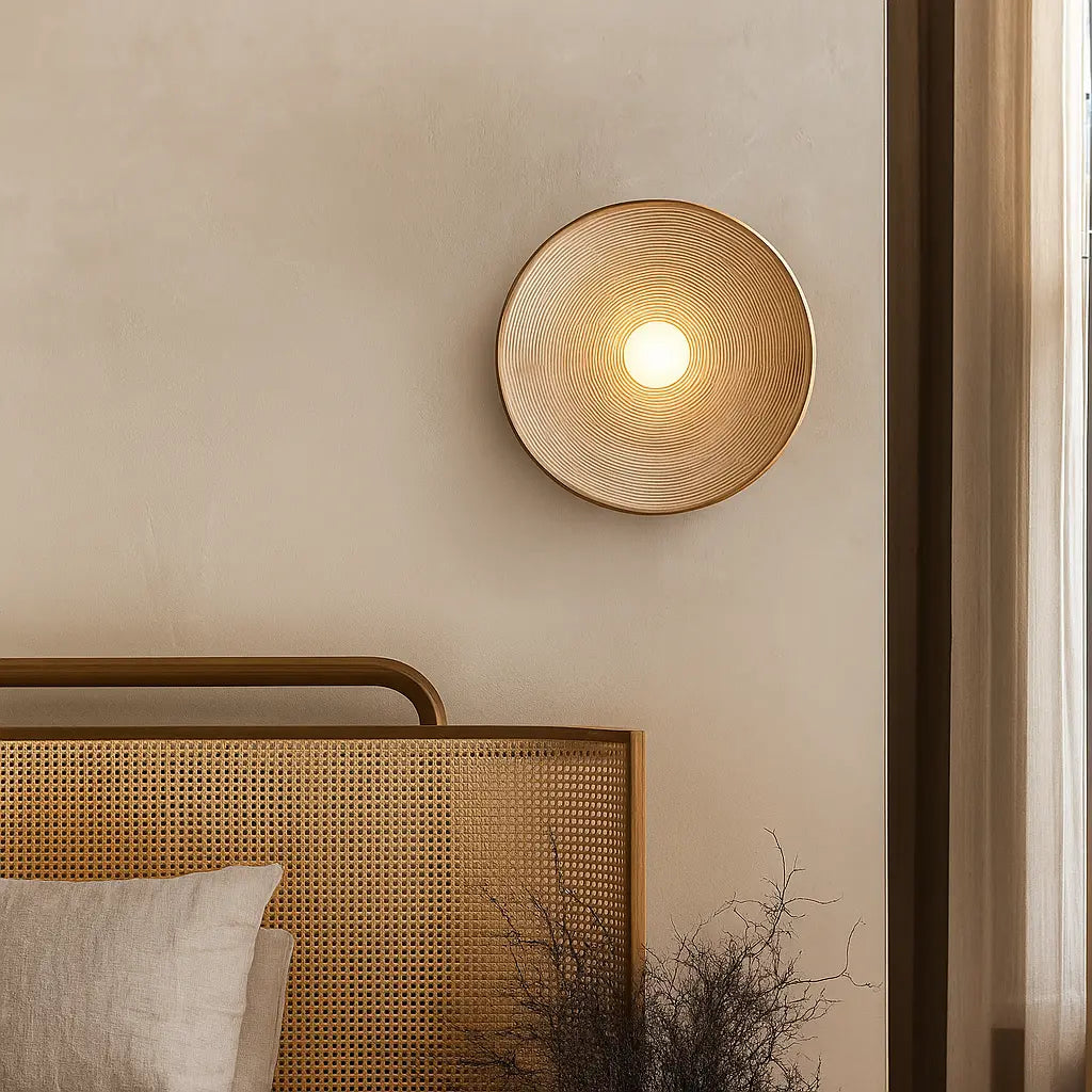 Applique murale ronde LED en résine ondulée, lumière chaude et apaisante diffusée élégamment.