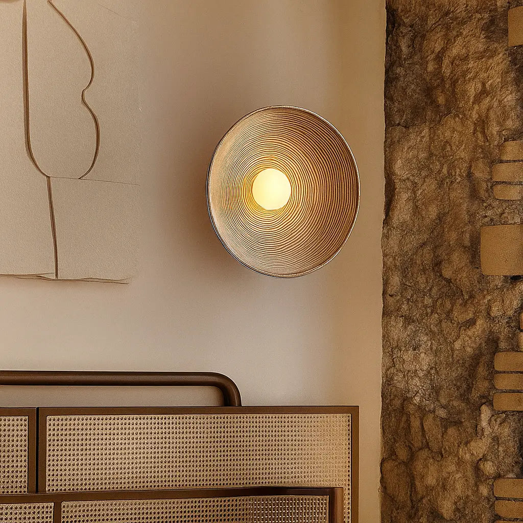 Applique murale ronde LED résine ondulée wabi-sabi, lumière chaude apaisante.