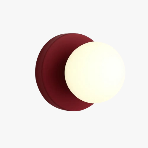 Luminaire mural rond en verre opale, base bordeaux, style scandinave moderne, lumière LED douce.
