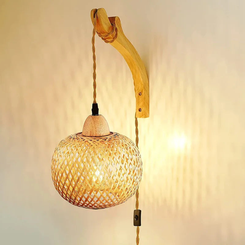 Luminaire bambou rotin, bras courbé, abat-jour tissé rond, suspendu corde torsadée.