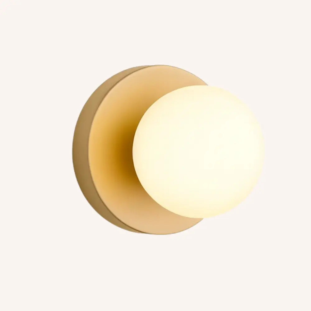 Luminaire rond, verre opale dépoli, support doré brossé, lumière LED douce et moderne.
