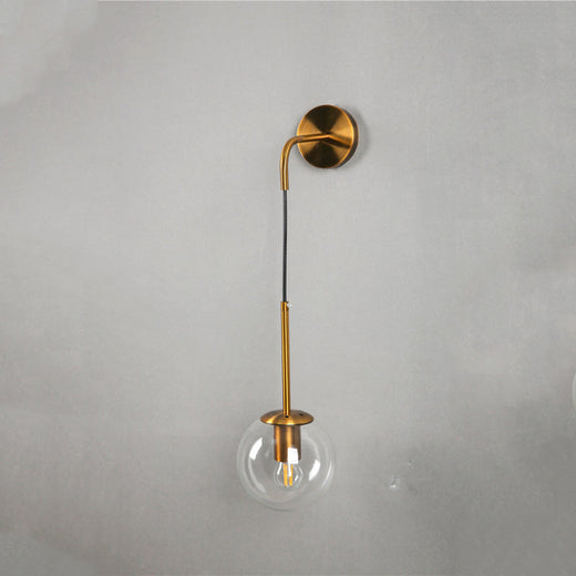 Luminaire mural doré ou noir avec globe en verre et ampoule apparente, style moderne.