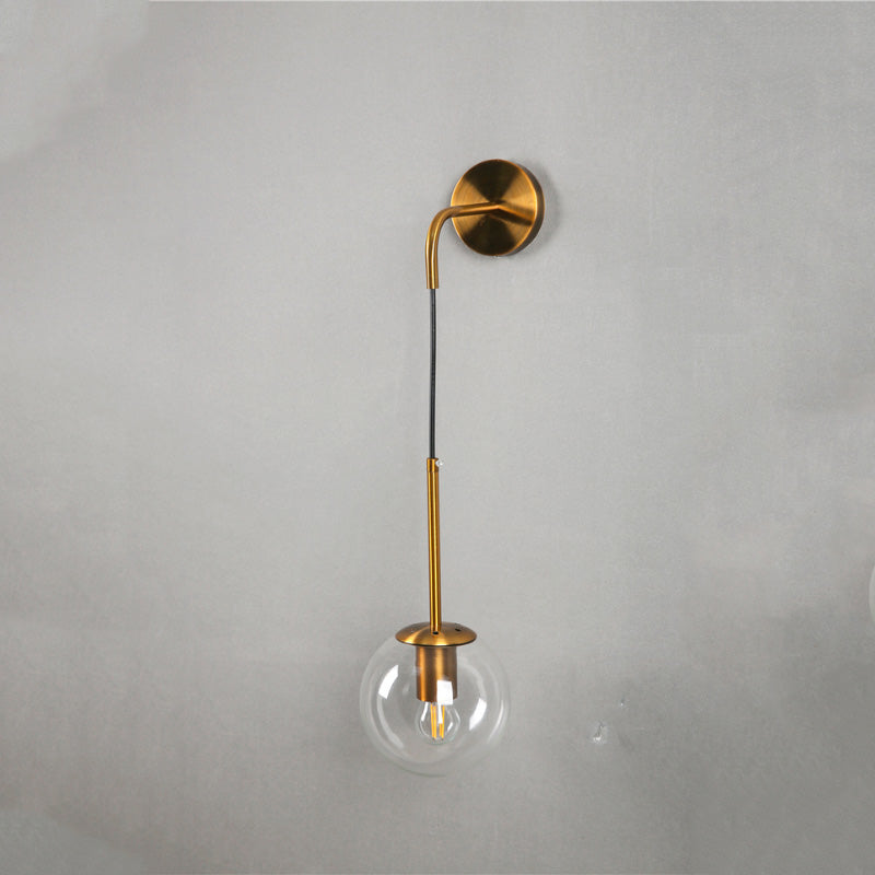 Luminaire mural doré ou noir avec globe en verre et ampoule apparente, style moderne.