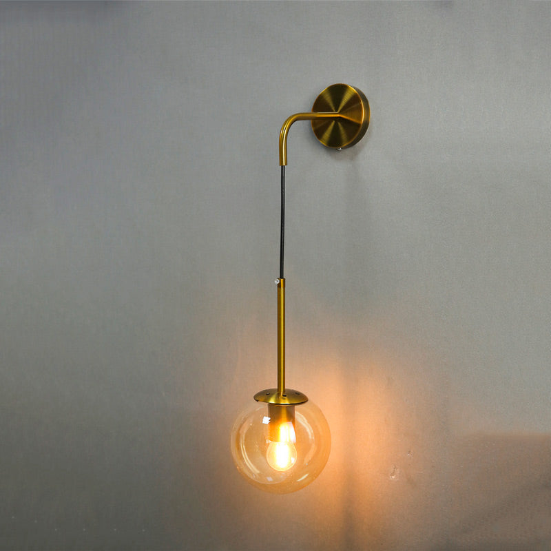 Applique murale Tyla dorée ou noire, design moderne, globe en verre suspendu.