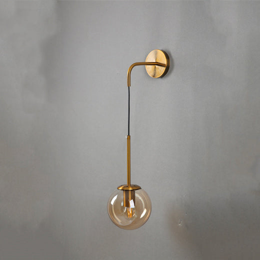 Luminaire mural Tyla doré ou noir, monture ronde, bras courbé, globe verre suspendu.