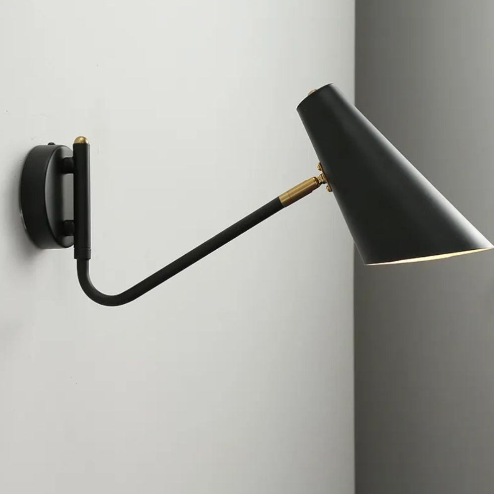 Luminaire mural industriel noir, bras articulé et abat-jour conique pour éclairage LED orientable.