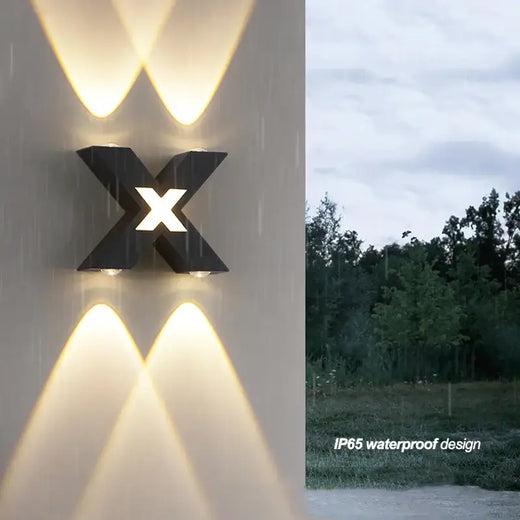 Applique murale extérieur X LED étanche alu, design moderne, éclaire le mur blanc.