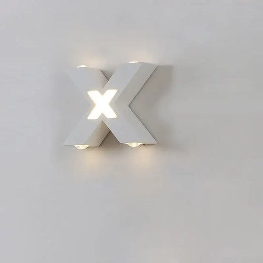 Luminaire mural LED en X, lumière diffuse du centre et des extrémités.