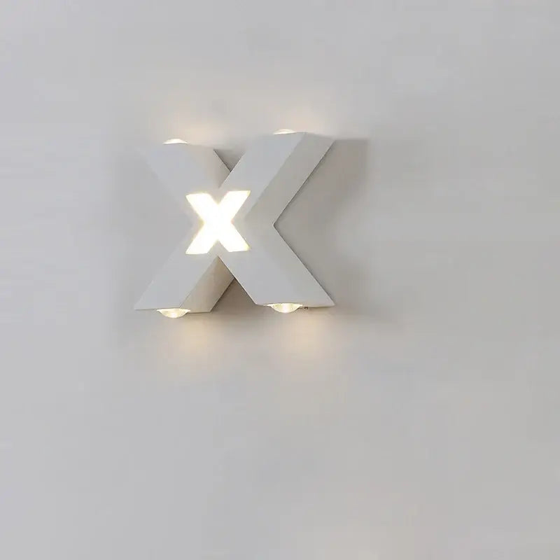 Luminaire mural LED en X, lumière diffuse du centre et des extrémités.