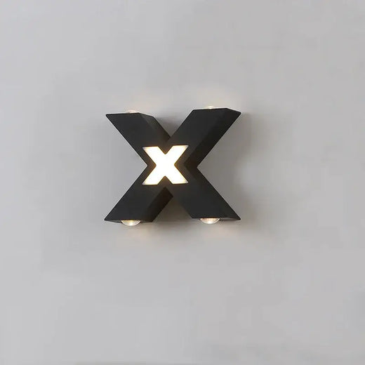 Luminaire mural extérieur en X avec LED centrale lumineuse et design aluminium moderne.