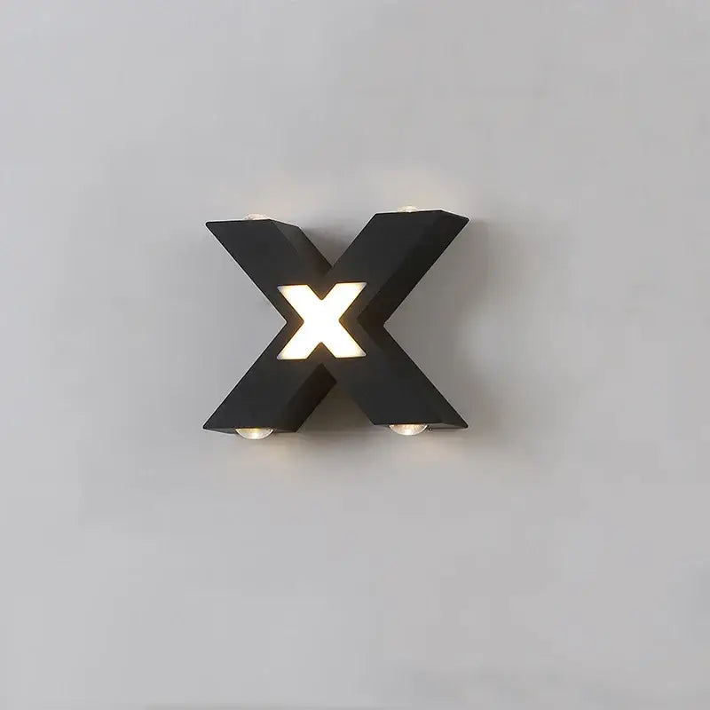 Luminaire mural extérieur en X avec LED centrale lumineuse et design aluminium moderne.