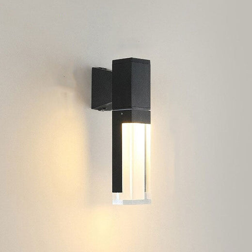 Luminaire mural noir moderne IP65, lumière chaude verticale, détection mouvement, design épuré extérieur.