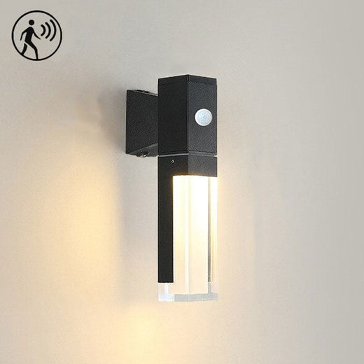 Applique murale LED noire design, allumée, détecteur de mouvement et certification IP65.