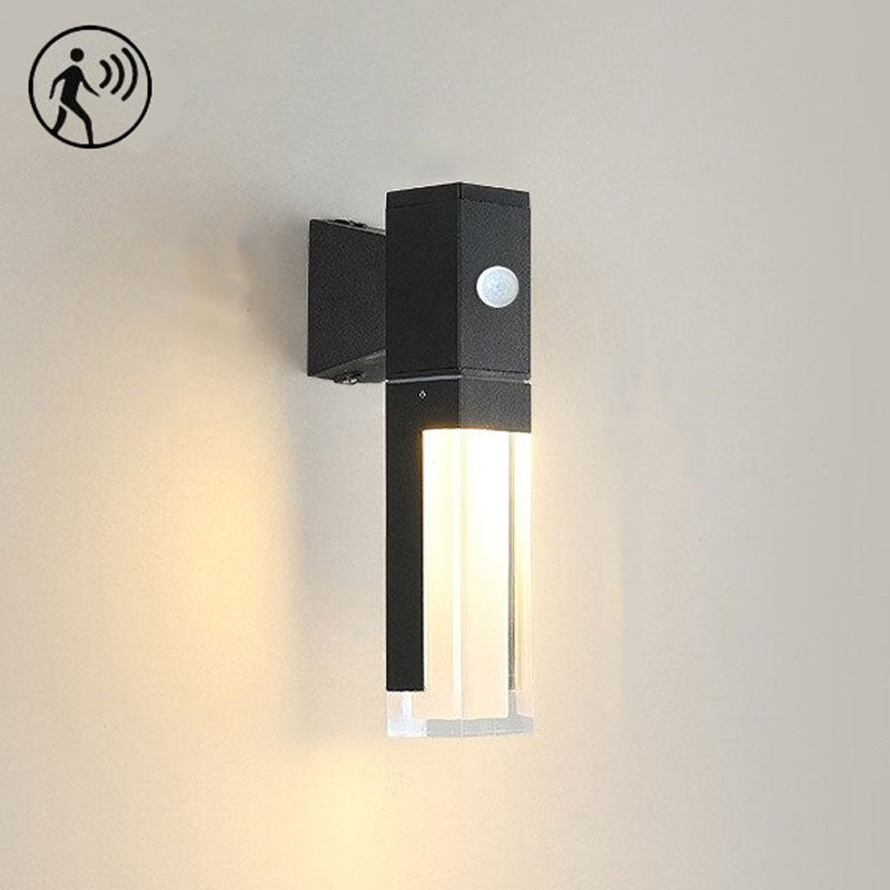 Applique murale LED noire design, allumée, détecteur de mouvement et certification IP65.