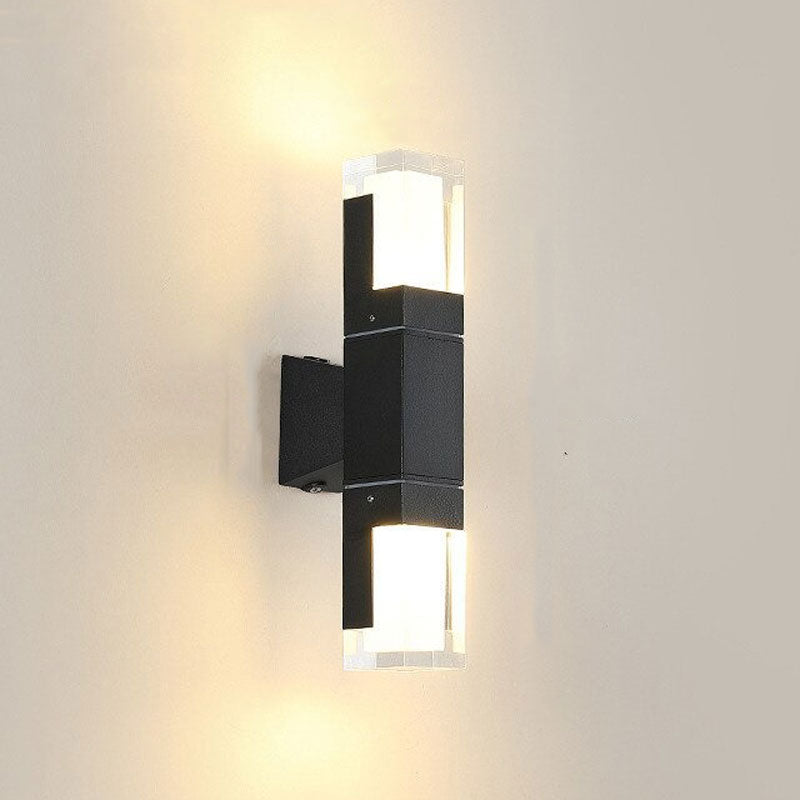 Luminaire mural noir moderne rectangulaire, LED, lumière blanche chaude aux deux extrémités.