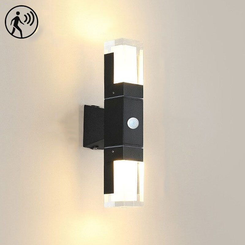 Applique murale LED noire, verre dépoli, lumière chaude haut-bas, détecteur et IP65.