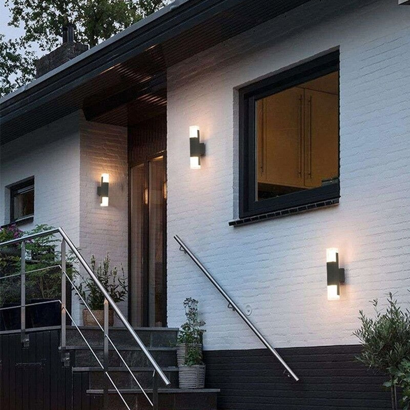 La LUMINAIRE MAISON Applique murale éclaire l'entrée avec un design LED moderne.