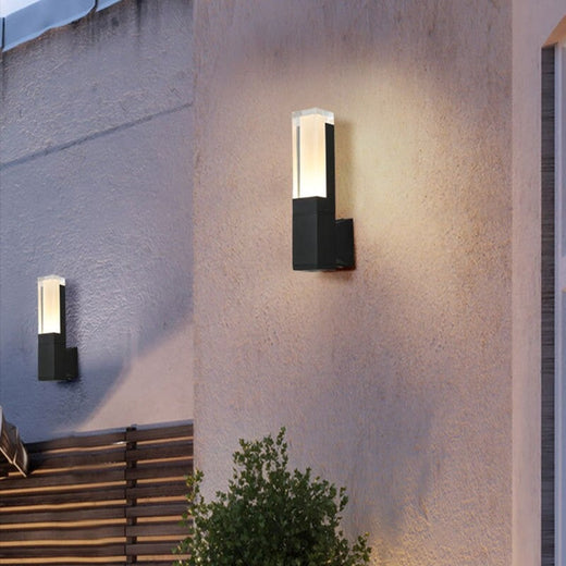 Deux appliques murales LED extérieures design LUMINAIRE MAISON éclairent une façade crépusculaire.