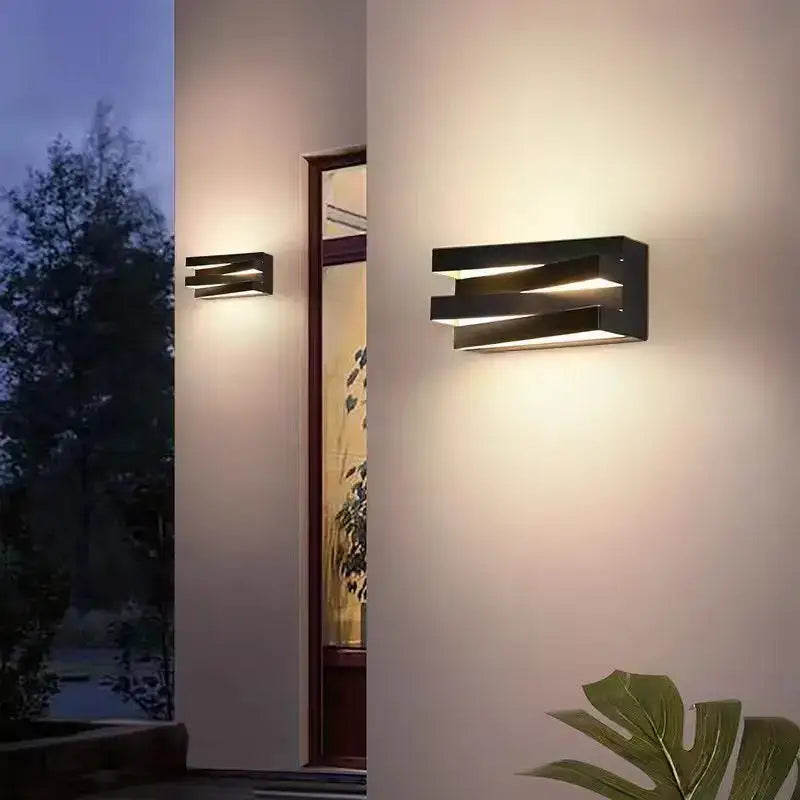 Applique murale LED en aluminium moderne diffusant une lumière chaude à la tombée du jour.