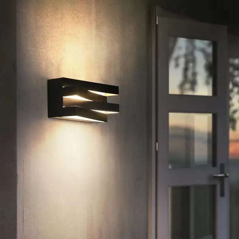 LED mural moderne aluminium, lumière chaude diffusée horizontalement à travers fentes.