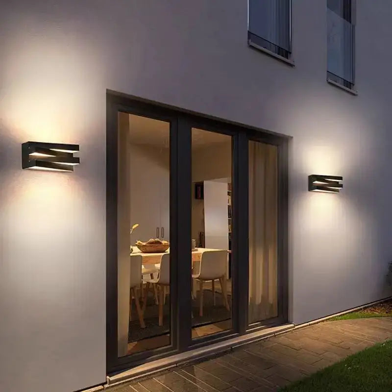 Applique murale LED moderne en aluminium éclaire élégamment la façade extérieure au crépuscule.