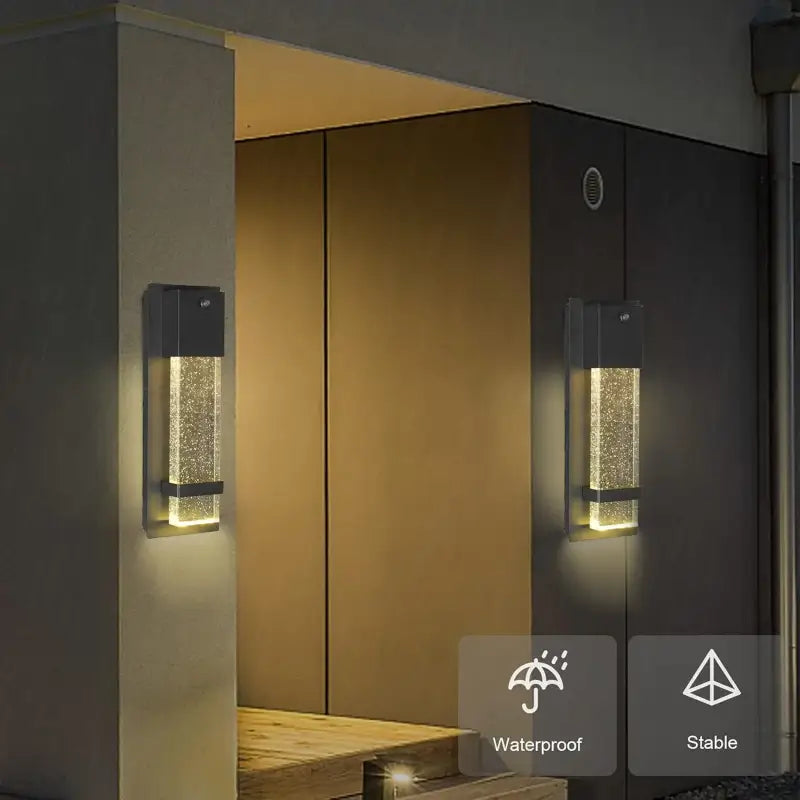 Luminaire noir en aluminium, éclaire l'extérieur la nuit, waterproof et stable, icônes visibles.