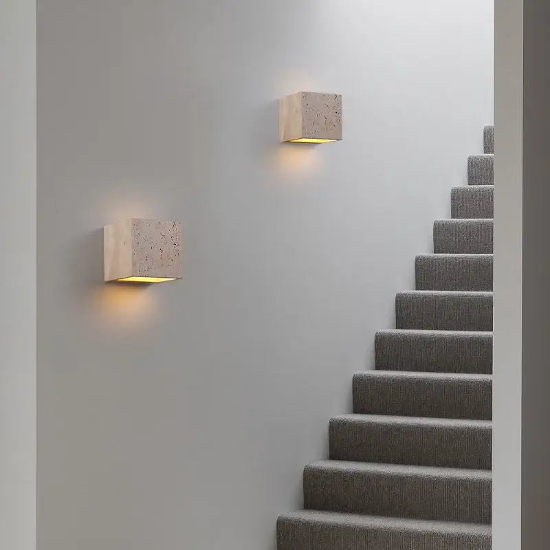 Deux appliques robustes pierre ponce Maison, mur blanc, lumière douce jaune diffusée.