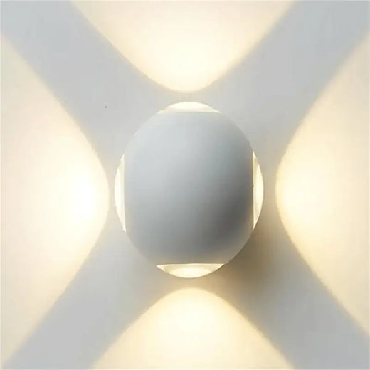 Luminaire mural LED moderne en aluminium projetant des motifs lumineux en X chaleureux.