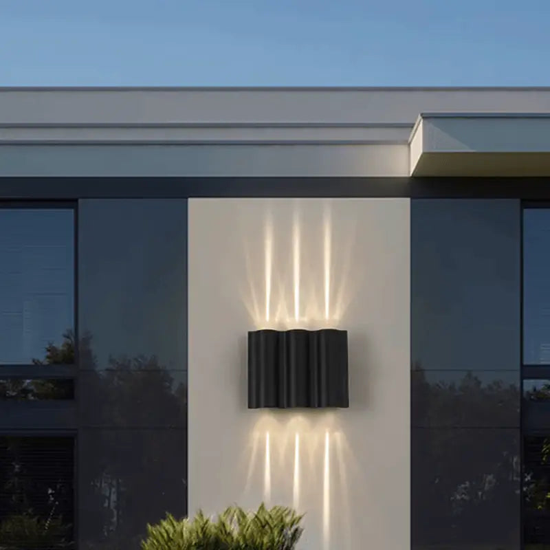 Applique murale LED en aluminium ondulé, éclaire doucement vers le haut et le bas.