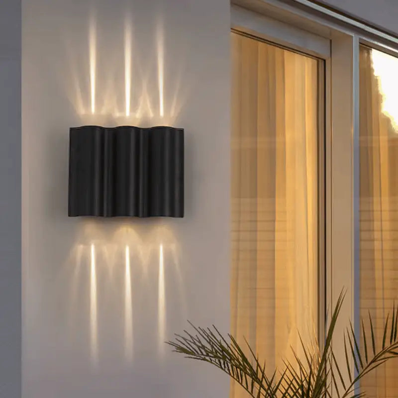 Applique murale extérieur LED ondulée en aluminium, lumière douce diffusée haut et bas.