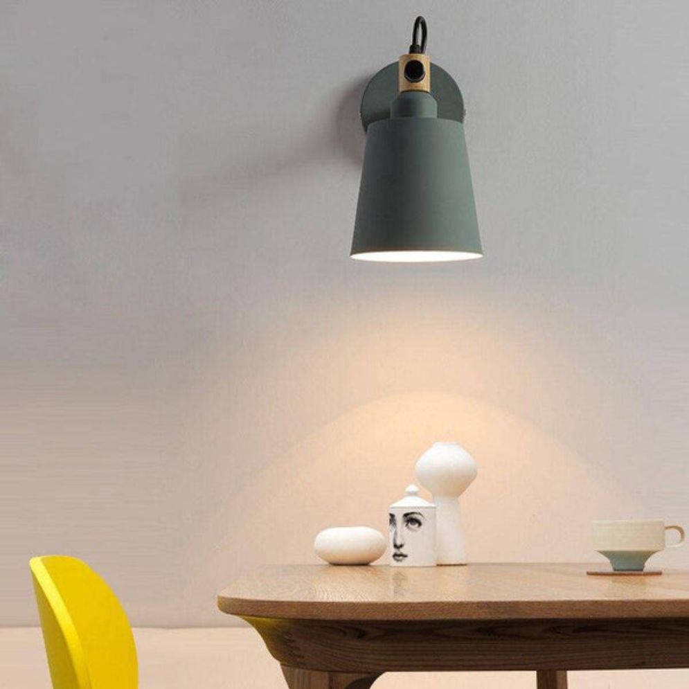 Applique murale LED bois et métal rétro, avec abat-jour ajustable, accrochée à un mur clair.