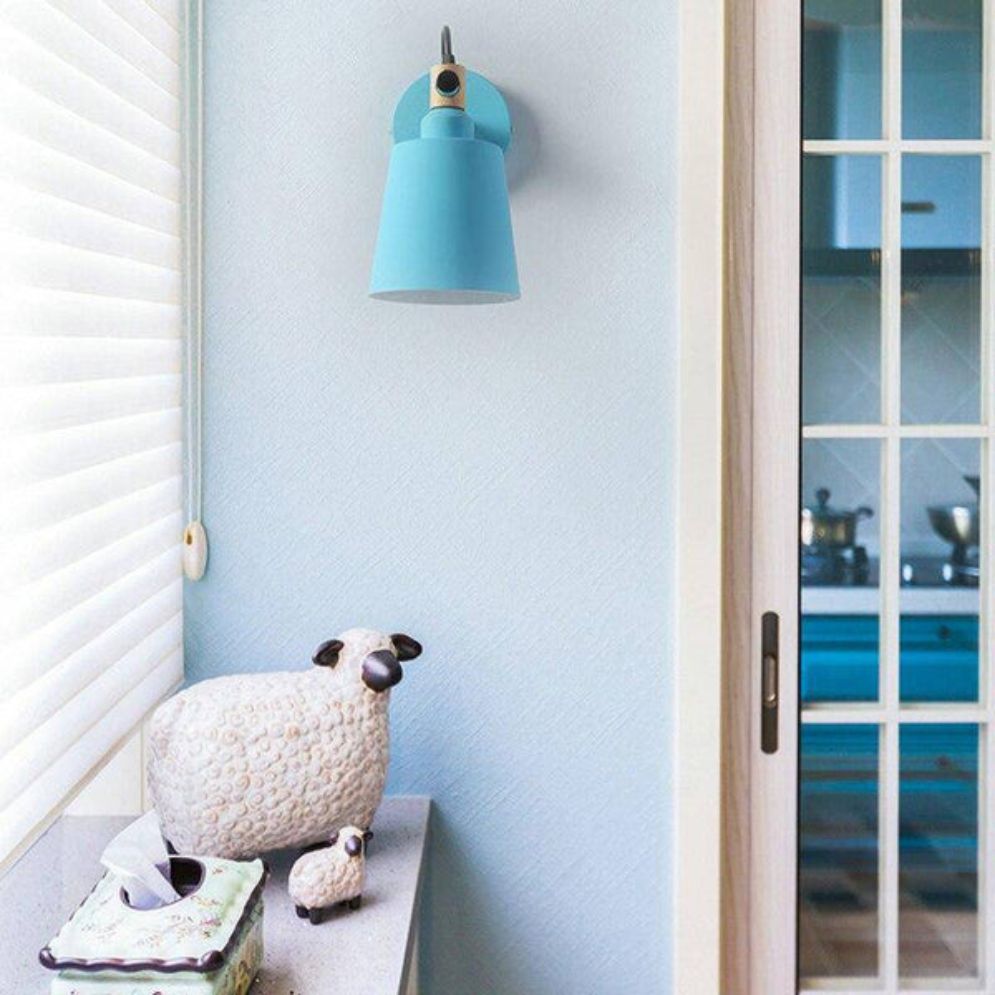 Applique murale bois LED suspendue, abat-jour rétro métal et bois design élégant.