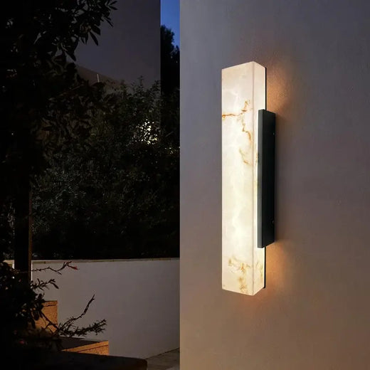 Applique murale LED effet marbre, veinures dorées, éclat raffiné et moderne.