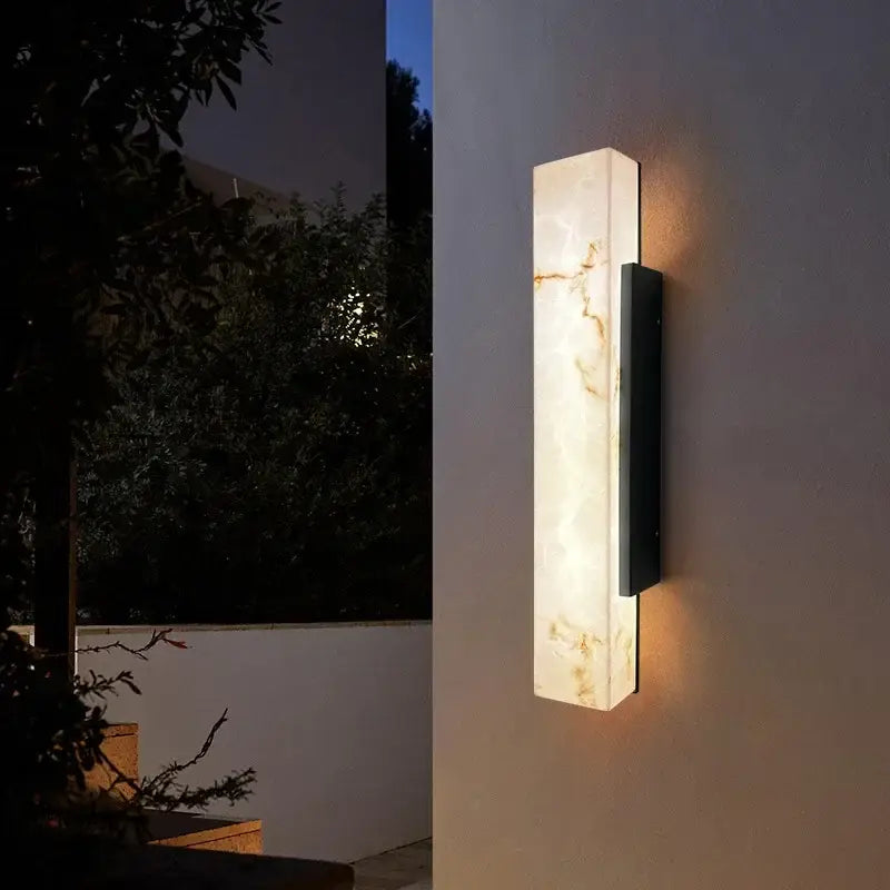 Applique murale LED effet marbre, veinures dorées, éclat raffiné et moderne.