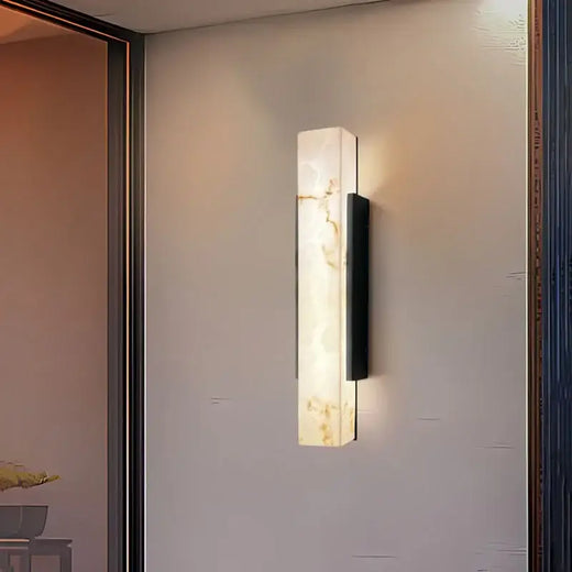 Applique murale LED à effet marbre, lumière douce et chaude, ambiance moderne.